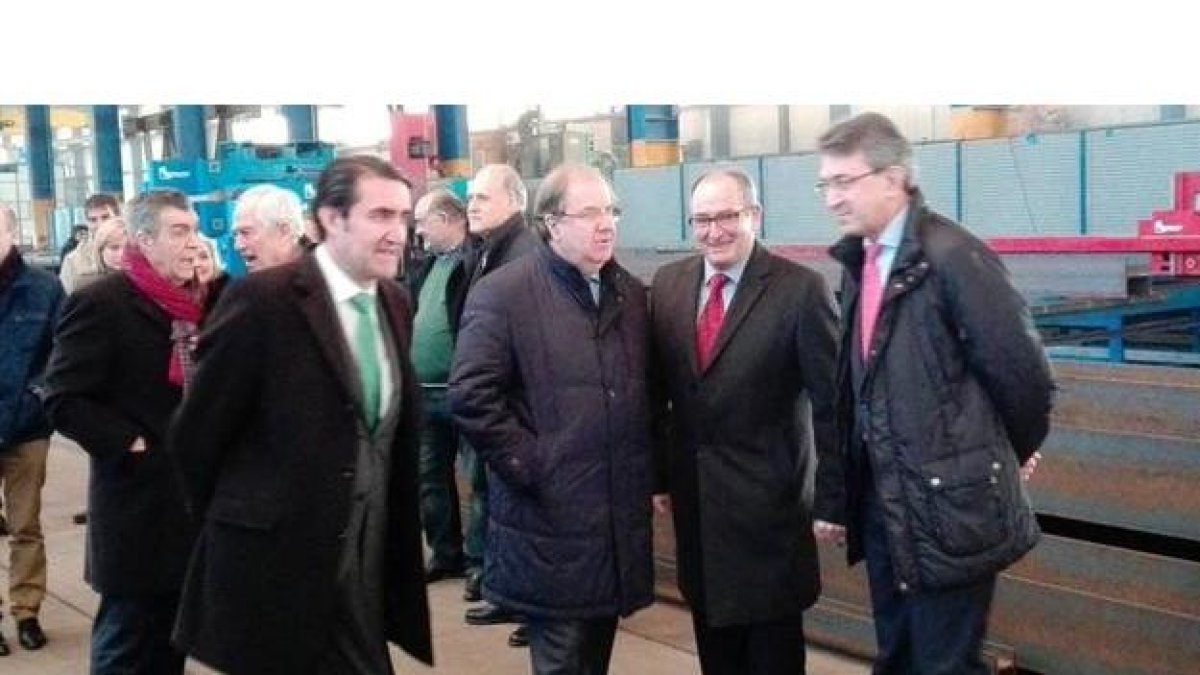 Juan Vicente Herrera con Juan Majo y Suárez-Quiñones en Valencia de Don Juan esta mañana. DL