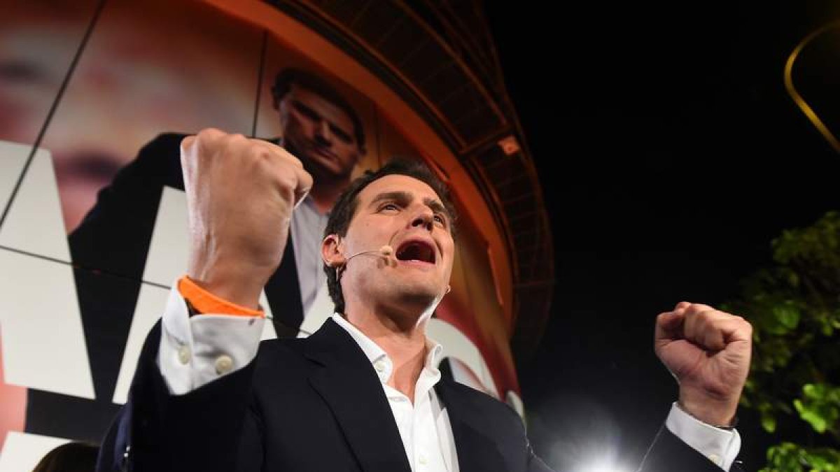 El líder de Cs, Albert Rivera, valora los resultados en la sede del partido en Madrid. CHEMA MOYA
