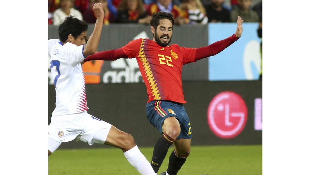 Isco no pudo acabar el partido ante Costa Rica por un golpe. DANIEL PÉREZ