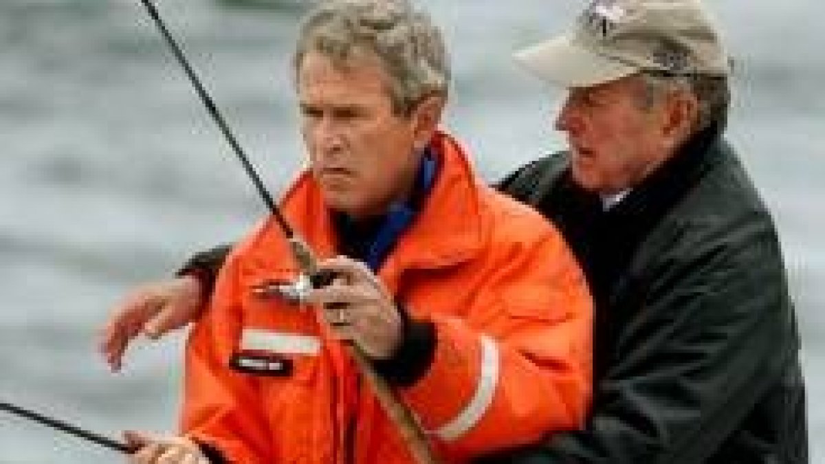 Bush recibe la ayuda de su padre para pescar en Maine