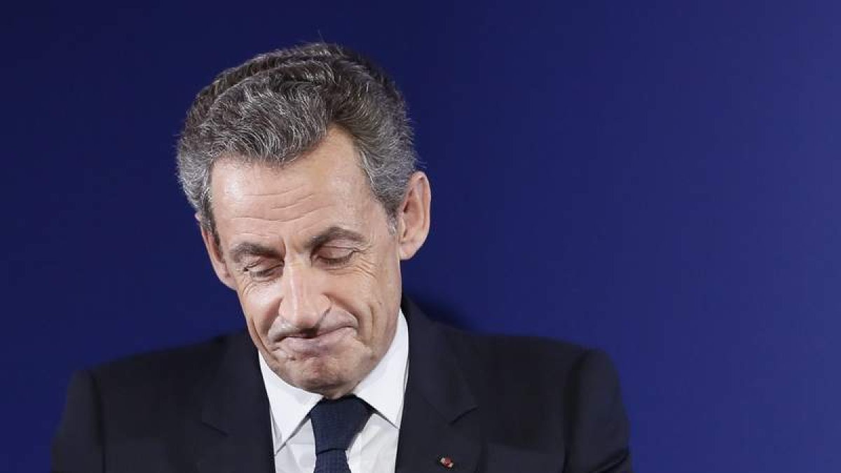 Nicolas Sarkozy mientras pronuncia un discurso tras una derrota electoral. IAN LANGSDON