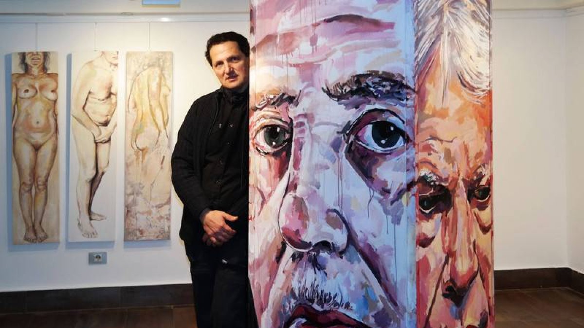 Vicente Soto con su obra sobre Franco y Felipe González