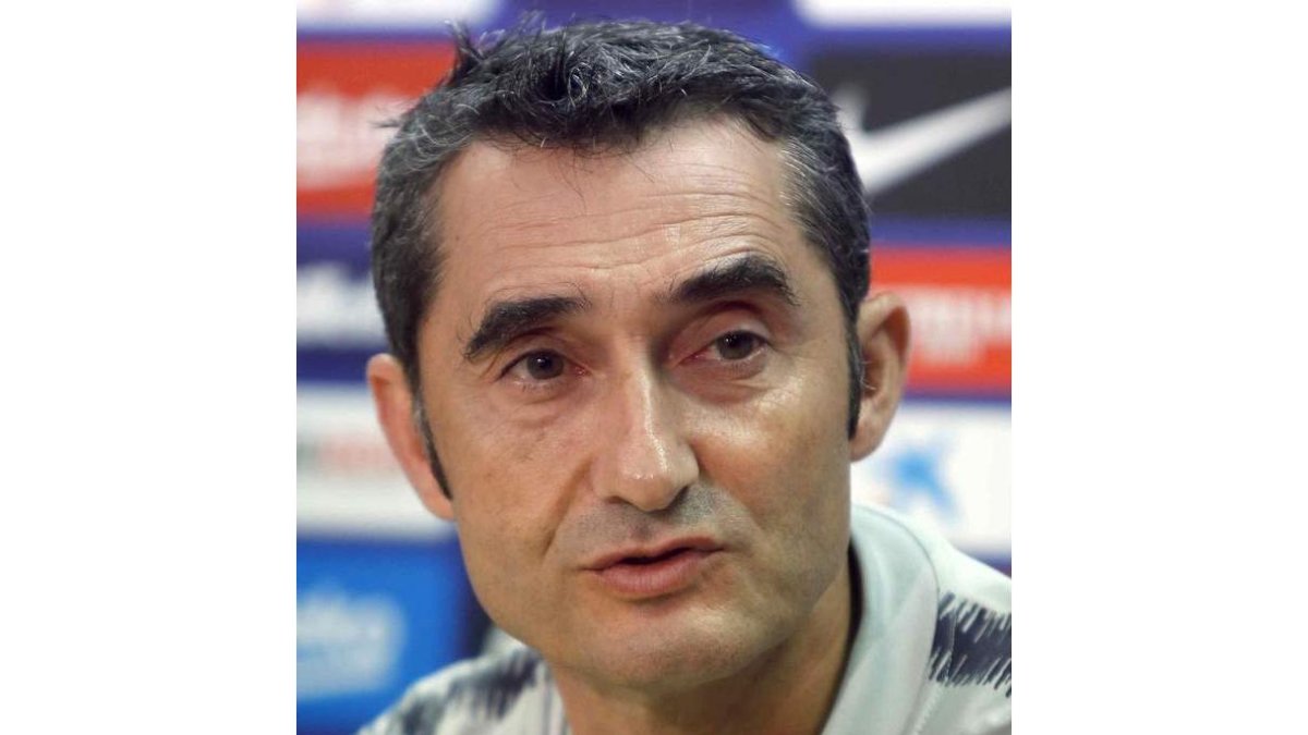 Lopetegui, con gesto serio, y Ernesto Valverde, en segundo plano, durante el partido de ayer entre el Barcelona y el Real Madrid. TONI ALBIR