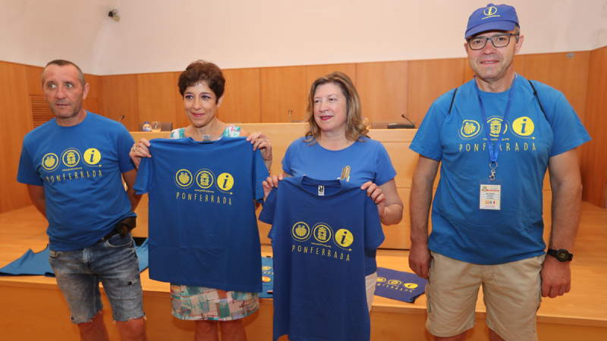 Dos de los voluntarios, con la directora de la Escuela y la concejala de Turismo, ayer. L. DE LA MATA