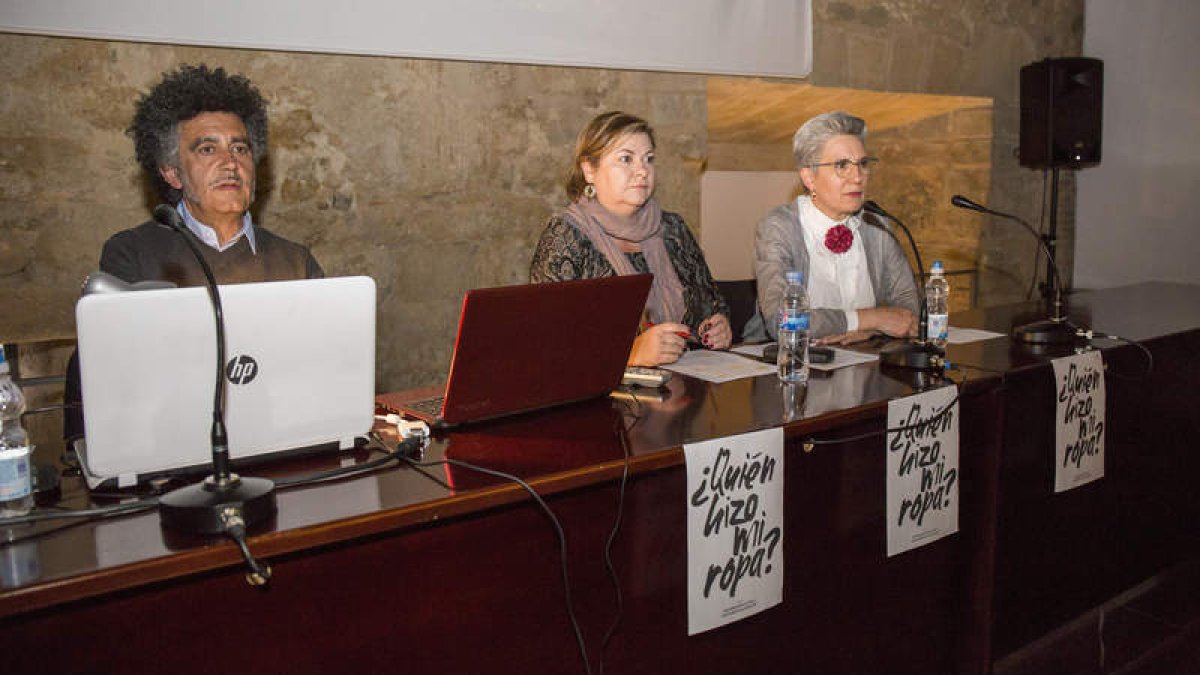 Alberto Díaz, María Jesús Muñiz y Brezo Rodríguez, durante la conferencia. FERNANDO OTERO PERANDONES