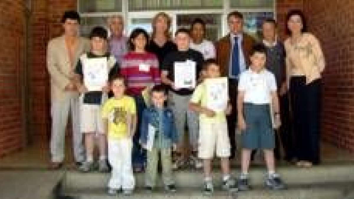 El subdelegado del Gobierno, con los alumnos más pequeños del colegio de El Burgo Ranero
