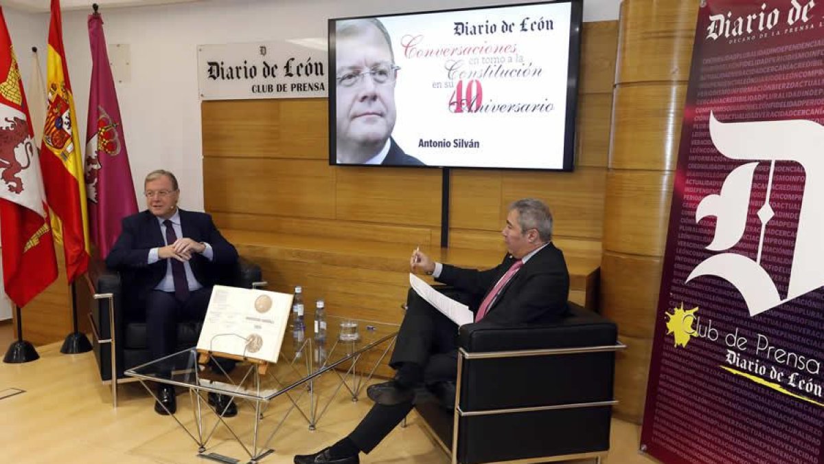 Antonio Silván, alcalde de la ciudad, y Joaquín Sánchez Torné, director de Diario de León, ayer durante la charla.