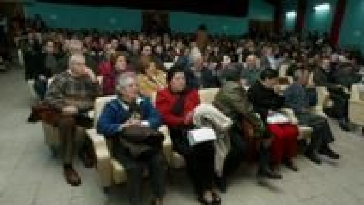 Los afectados por la colza aguardan el comienzo de la asamblea, ayer en el instituto Juan del Enzina