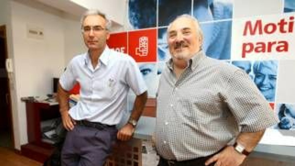 Antonio Méndez y Pedro Nieto, ayer en la sede comarcal del PSOE
