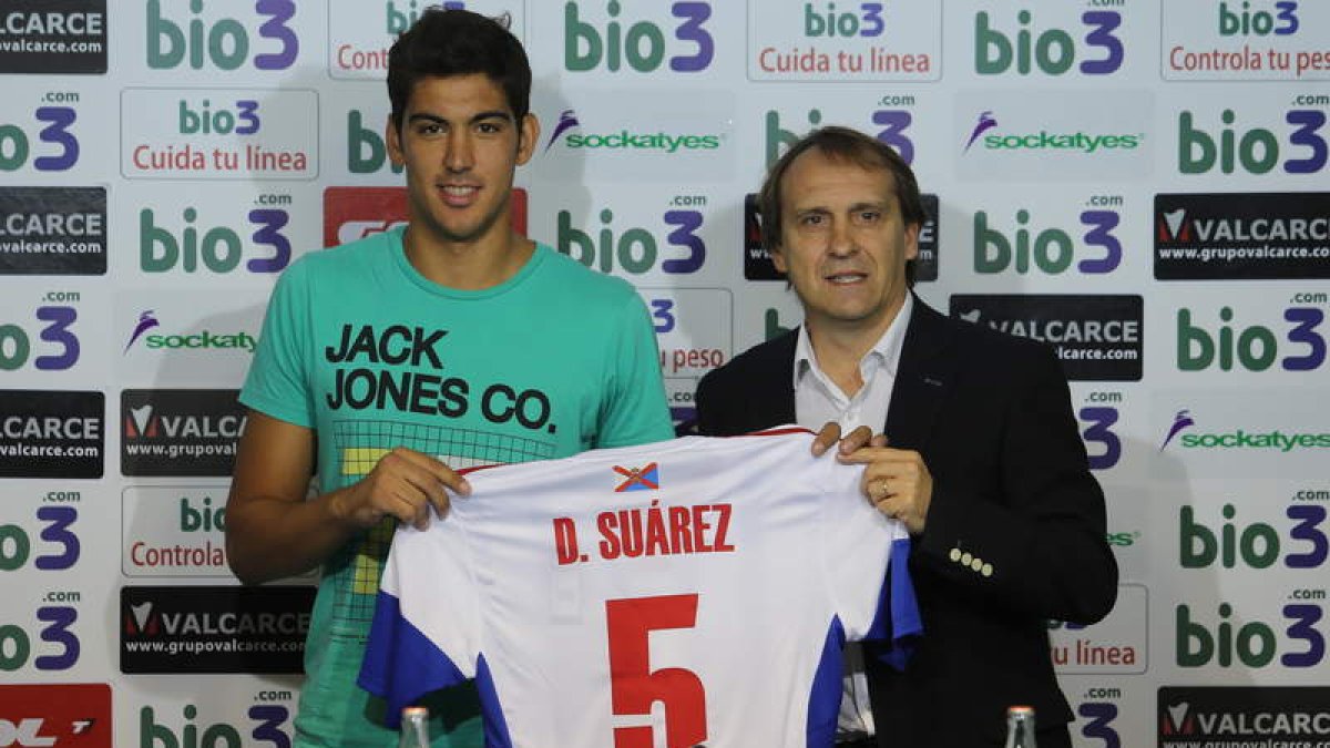 Dani Suárez, junto a Carlos Lasheras, con su nueva camiseta, en la que lucirá el número 5.