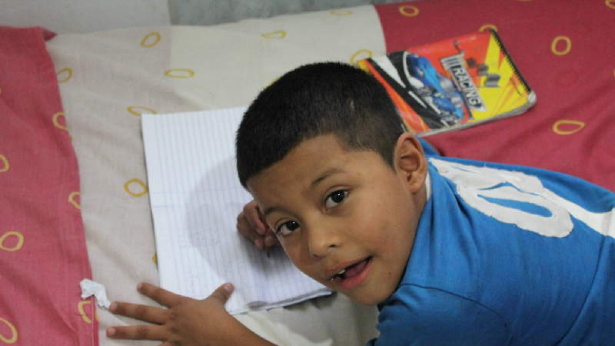EDWIN NOÉ GÓMEZ Es el más pequeño de cuatro hermanos. Su padre se suicidó con pesticida y su madre lo dejó con su abuela que lo utilizada para robar en las casas.