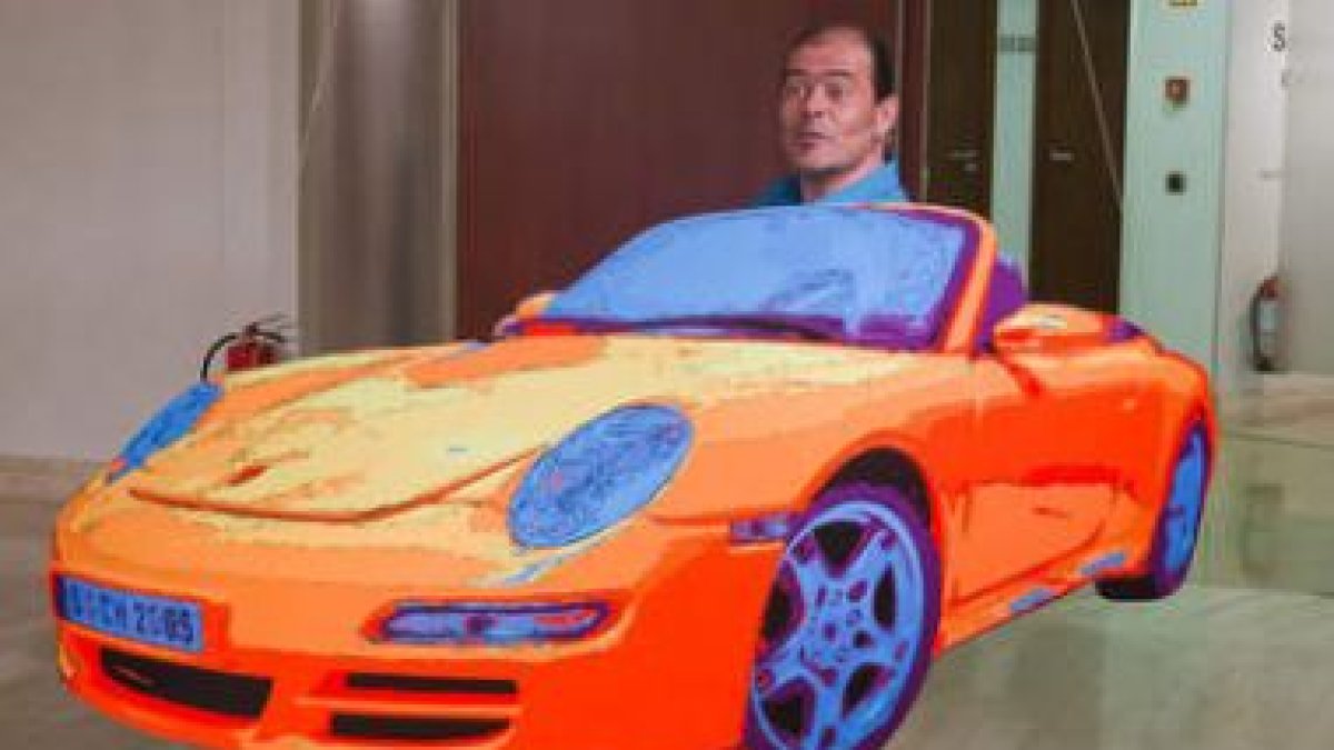 El artista leonés Santos Javier con uno de los automóviles que presenta en su exposición en la Obra