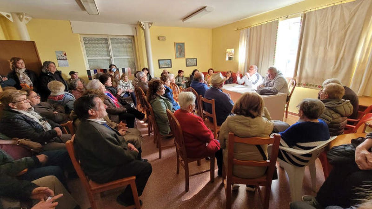 Reunión de los vecinos para abordar el problema. DL