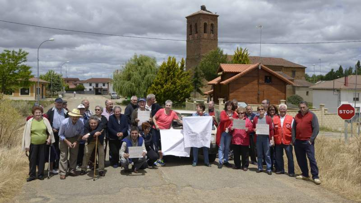 Los vecinos han intentado reunir al pedáneo con el adjudicatario. ACACIO