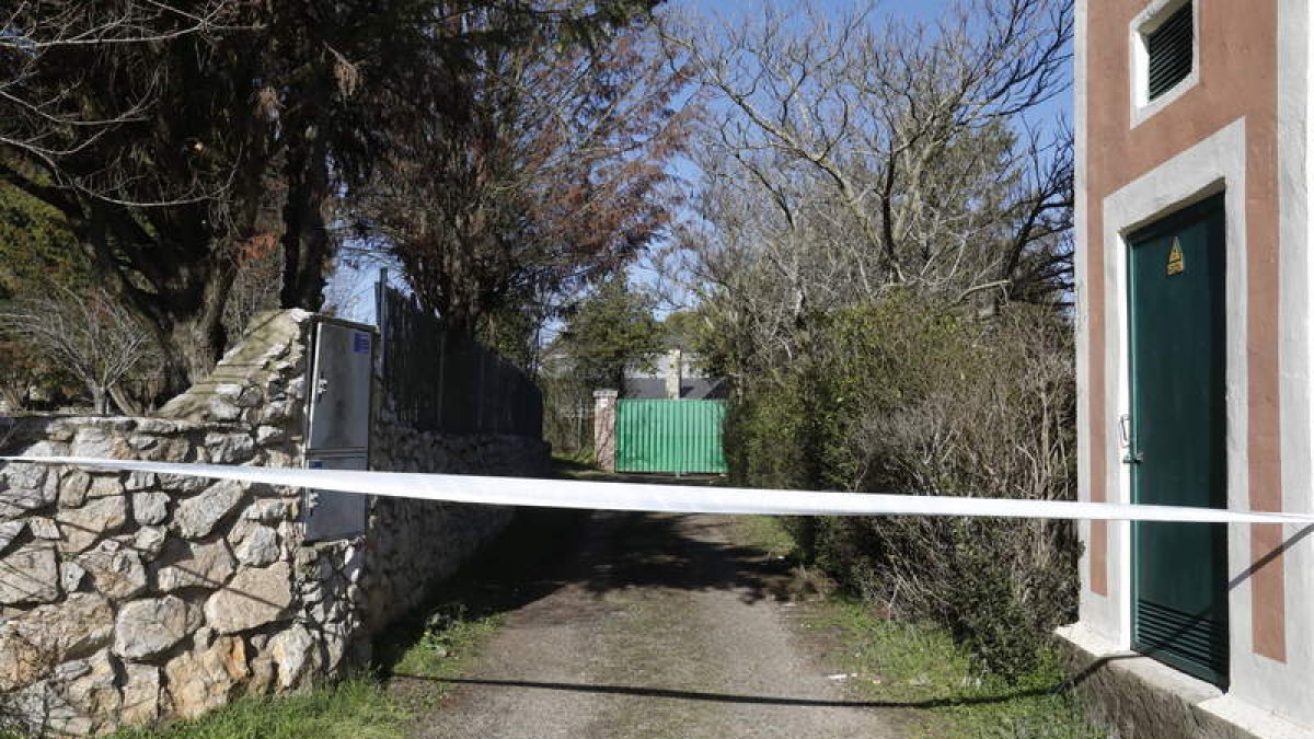 Acceso a la finca de Cembranos en la que se produjo el crimen en marzo de 2021. MARCIANO PÉREZ