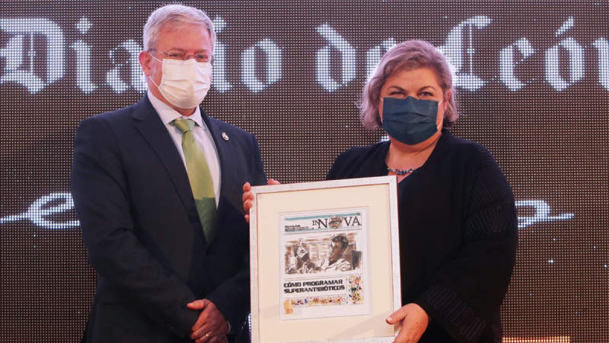 Mª Jesús Muñiz recoge el premio de César de la Fuente, galardón entregado por Ángel Castro Rodríguez, de I-DE Iberdrola León. RAMIRO