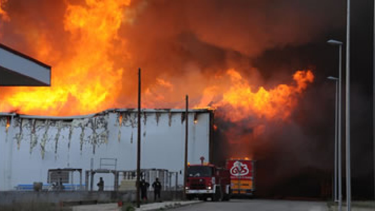 Incendio en el polígono industrial de Riego de la Vega