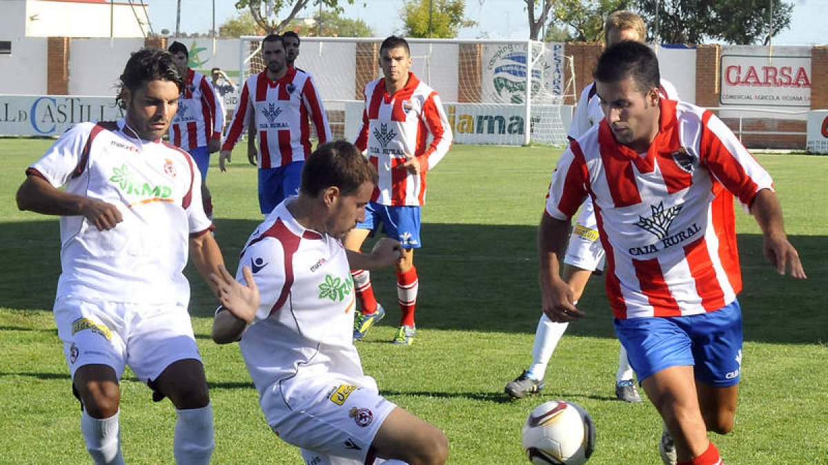 Galán y Máiquez luchan por el balón durante el partido disputado en Las Salinas frente al Tordesillas.