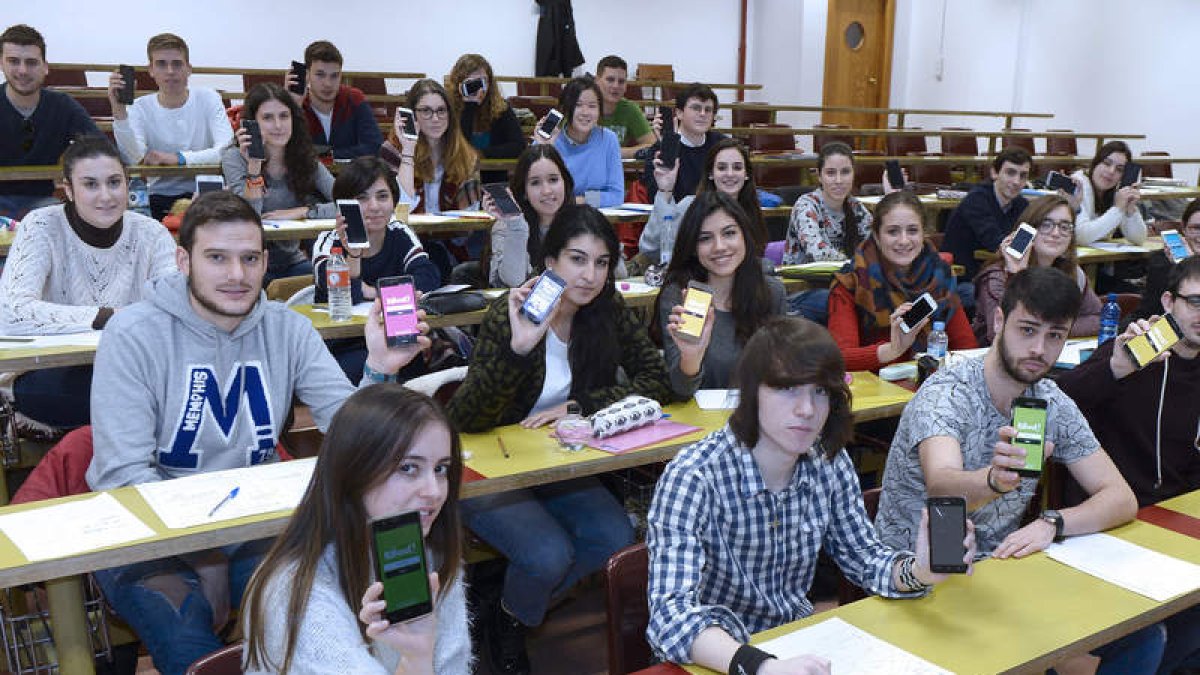 El proferor Julio López da su clase interaccionando con sus alumnos con el móvil. NACHO GALLEGO