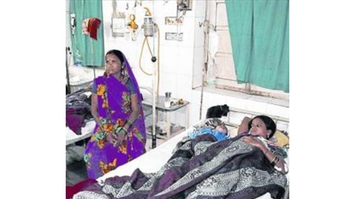 Algunas de las víctimas de la esterilización en Chhattisgarh, en el 2014, hospitalizadas.
