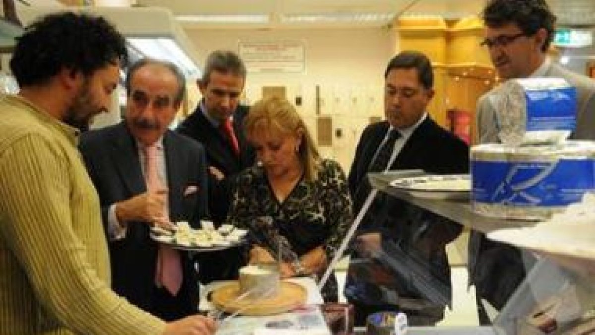 El director de El Corte Inglés, Manuel Orellana, Isabel Carrasco y los diputados Martínez Barazón y