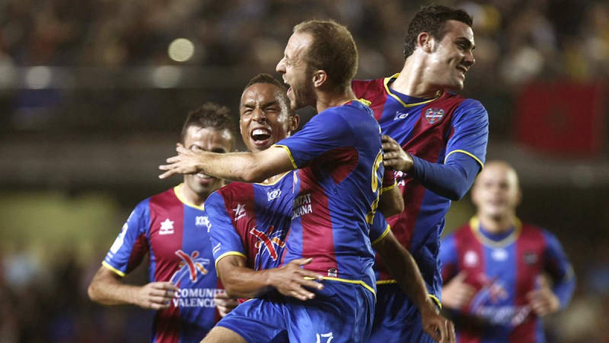 Los jugadores del Levante celebran el primer gol ante el Villarreal, marcado por Juanlu.