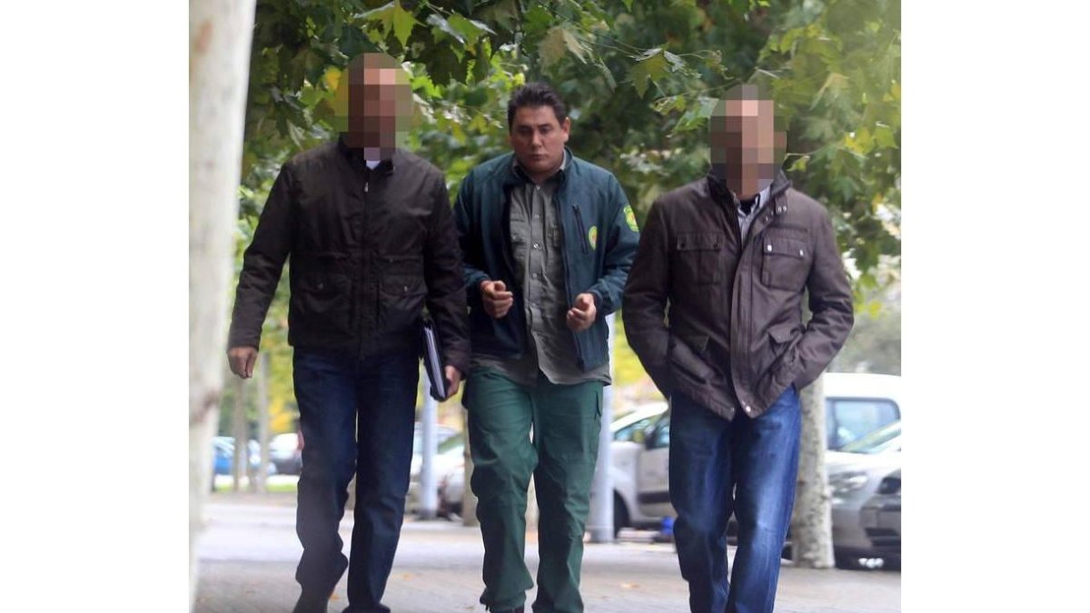 El celador Alberto García, en octubre del 2011 a la salida del juzgado