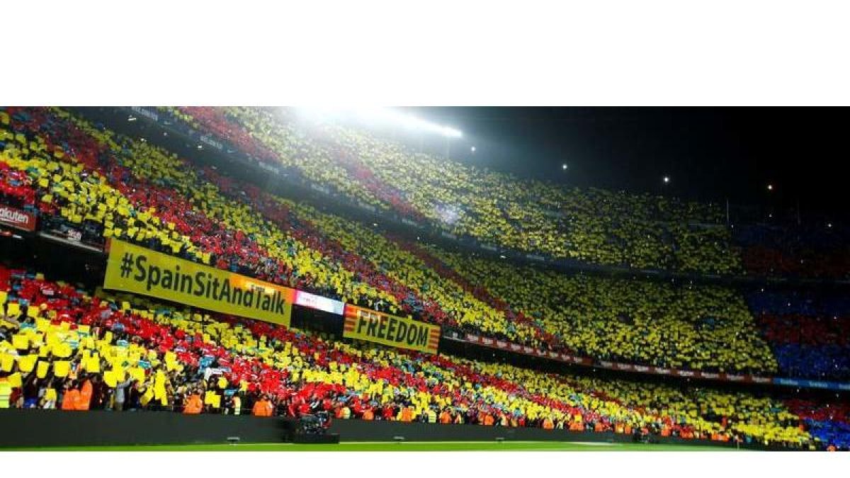 Aficionados en la grada del Camp Nou, durante el partido aplazado de la décima jornada de Primera División entre el Barcelona y el Real Madrid. ANDREU DALMAU