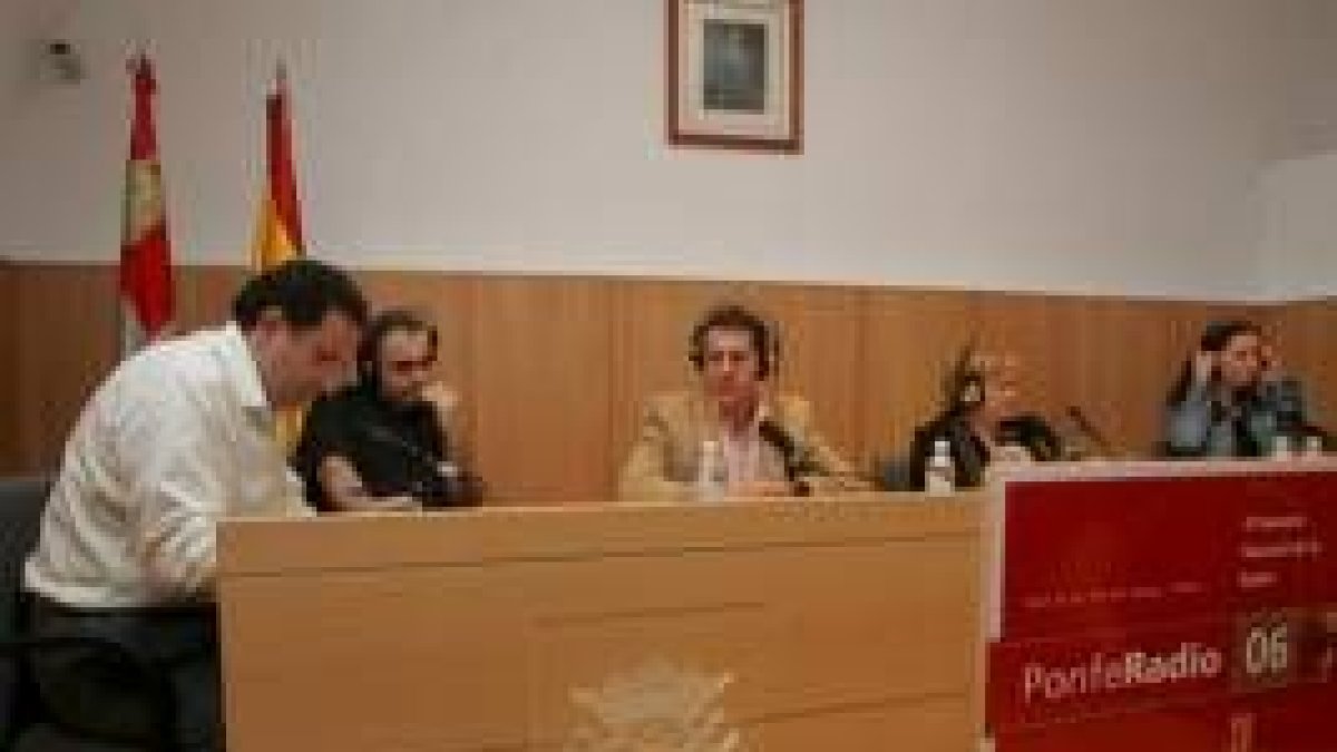 La imagen, histórica, muestra a periodistas de distintas radios con un mismo programa