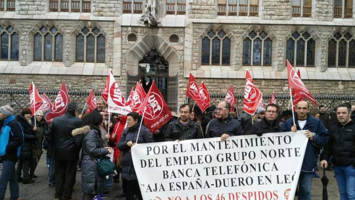 Los trabajadores de Grupo Norte se concentraron ayer, y volverán a hacerlo mañana. dl