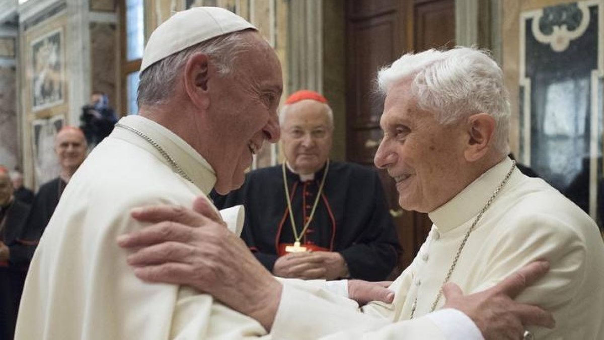 El papa Francisco y al papa emérito Benedicto XVI en 2016. L'OSSERVATORE ROMANO