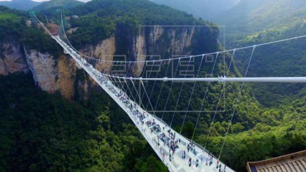 El puente de cristal en el Parque Forestal de Tianmenshan.