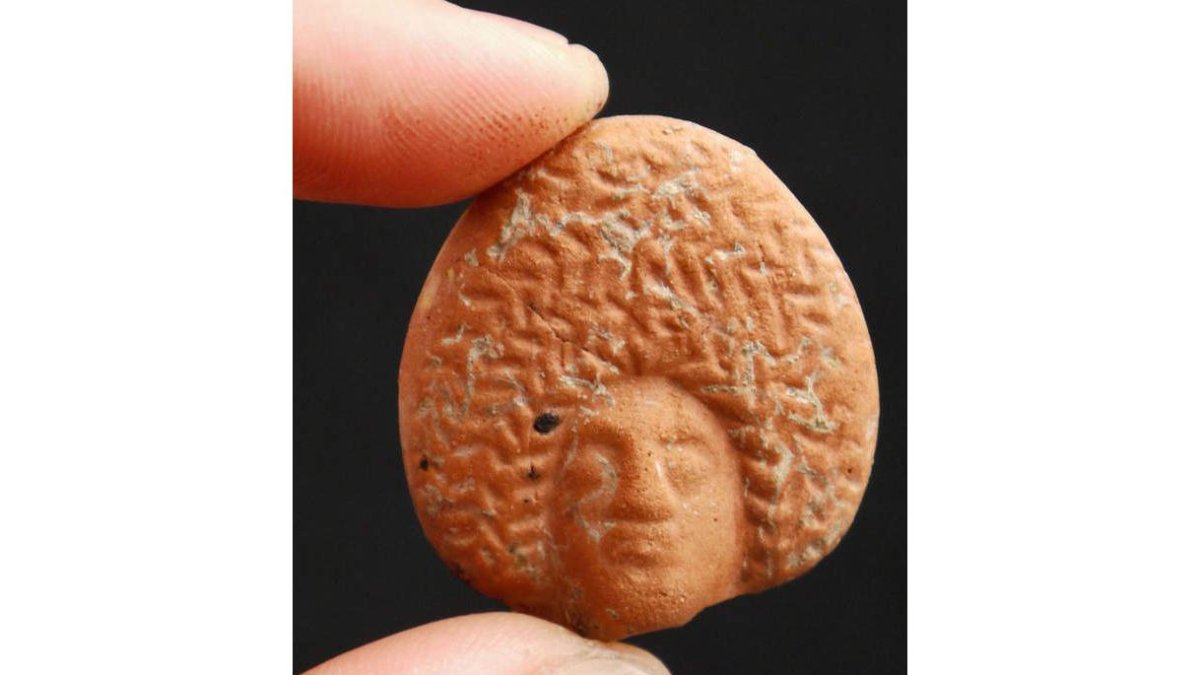 Cabeza de una muñequita de barro encontrada en la excavación del vicus durante la campaña del 2010.