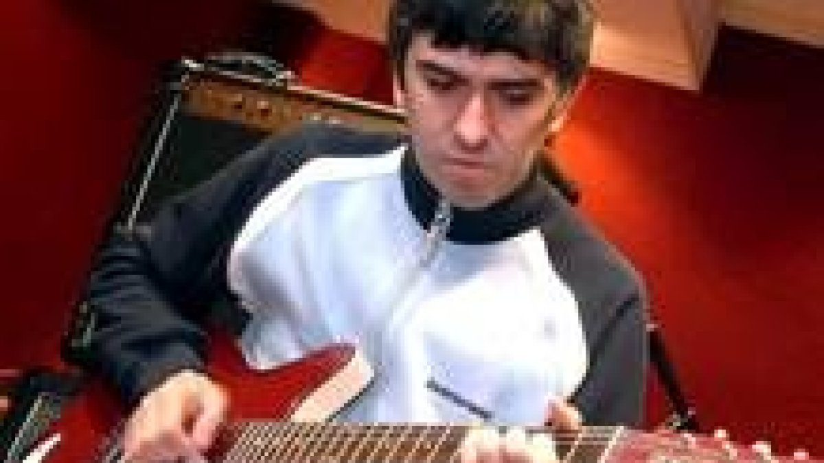El cantante del grupo Cooper, Alejandro Díez, ensayando sus nuevas canciones