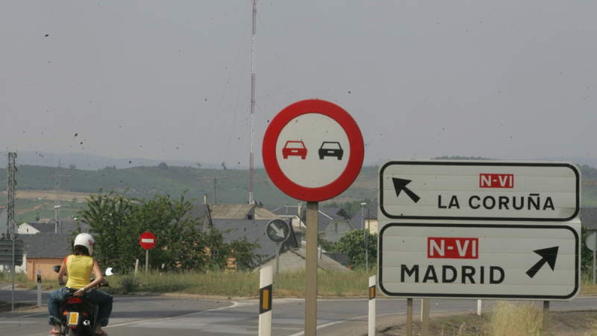 Cruce de la N-536 con la N-120 en la confluencia de la rotonda de Camponaraya hacia Puente. L. DE LA MATA