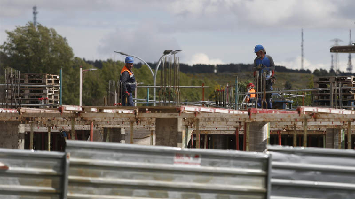 Trabajadores de la construcción en la capital leonesa. FERNANDO OTERO