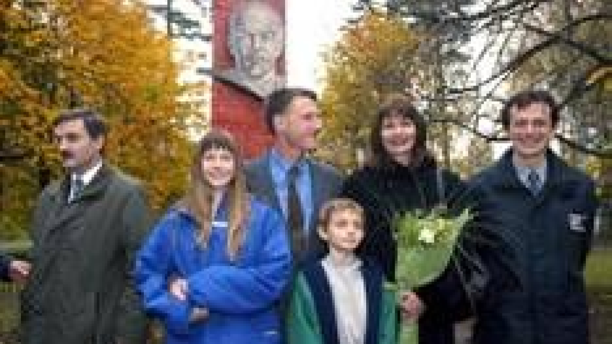 Pedro Duque -a la derecha-, junto a sus compañeros de viaje y la familia de uno de ellos