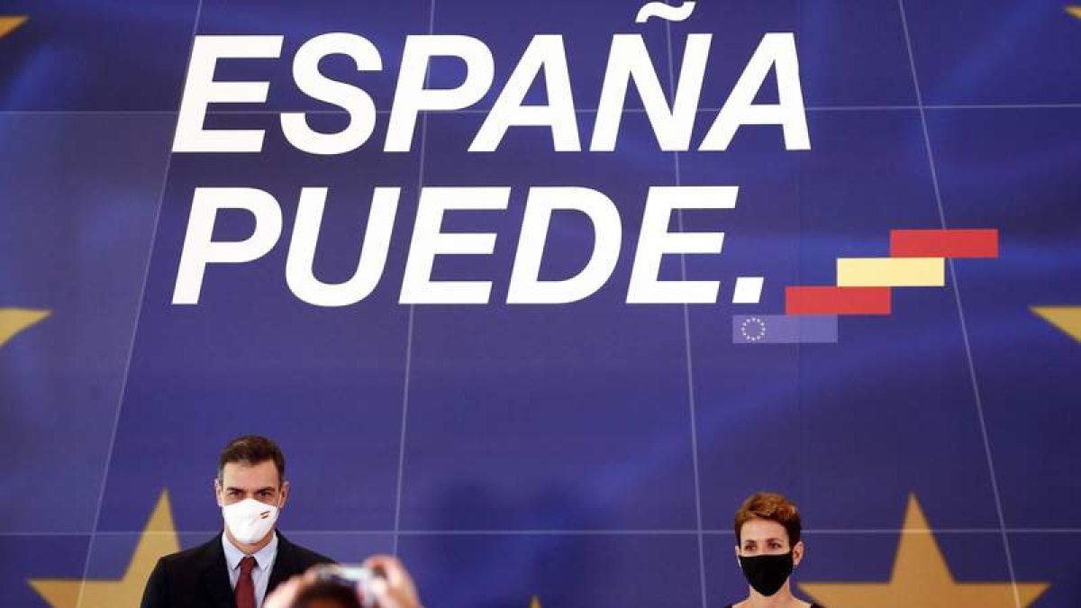 Pedro Sánchez y la presidenta de Navarra. JESÚS DIGES