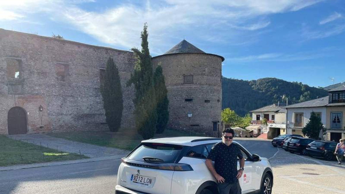 Xosé Ramón Nóvoa, ayer, a su paso por Villafranca del Bierzo para documentar la ruta. DL