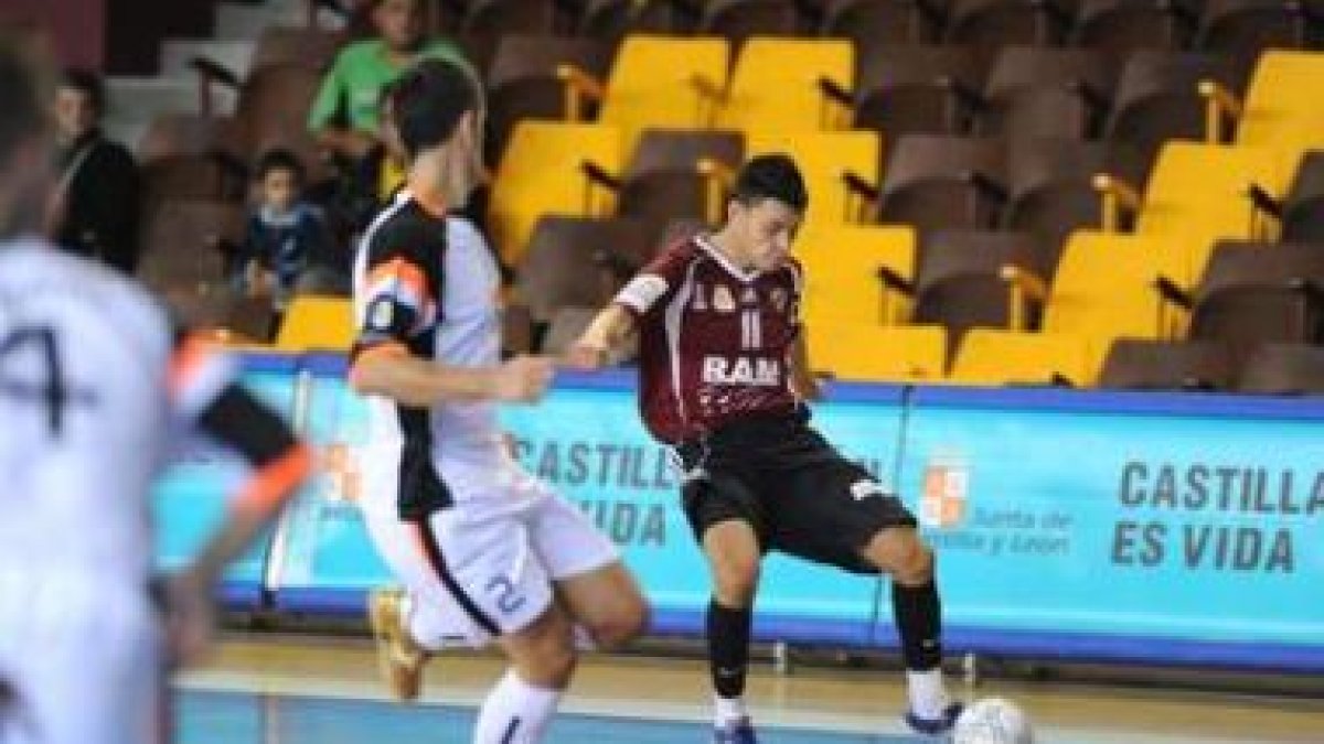 Lescún, a la derecha, es duda en el equipo leonés para el encuentro de esta tarde en Illescas.
