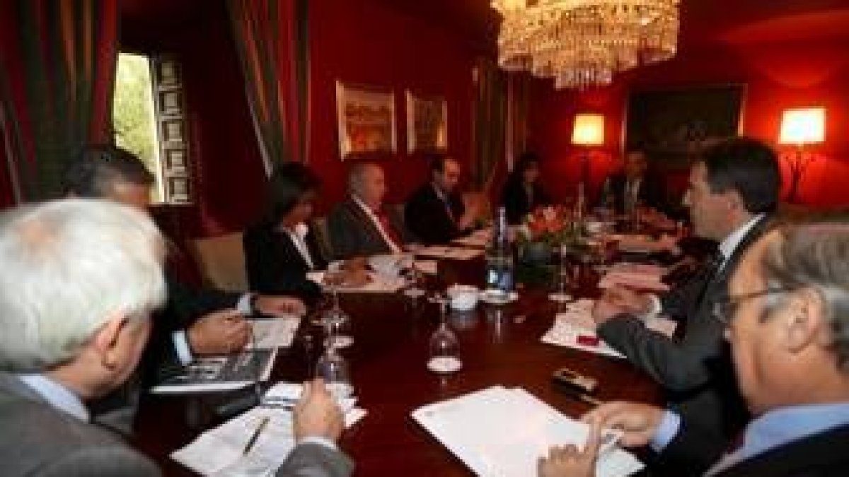 Reunión en el Hostal del Procurador del Común con los presidentes de Cruz Roja