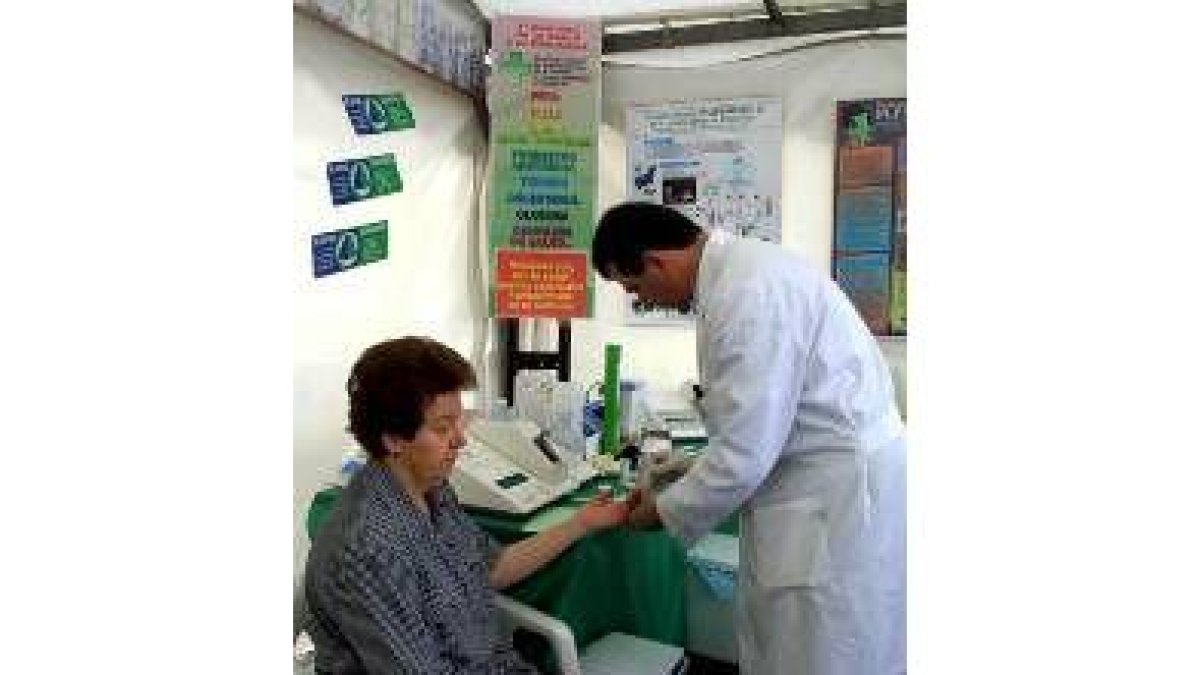 Un farmacéutico realiza un control de diabetes a una mujer