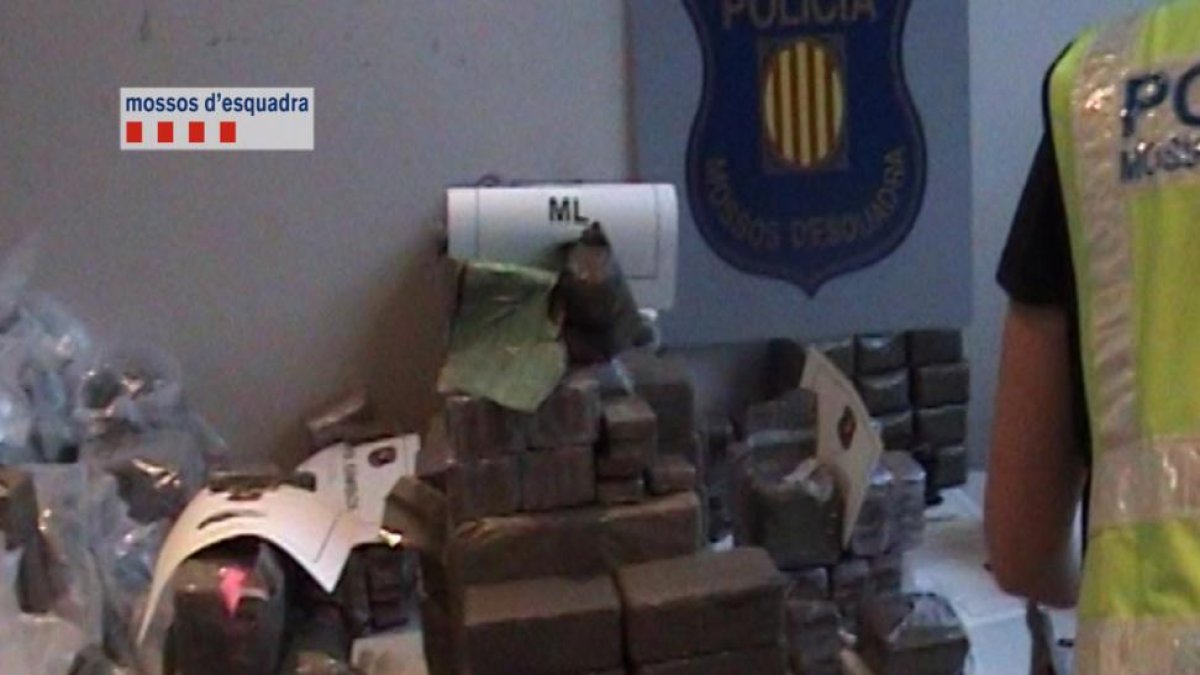 Hachís decomisado en la operación policial de los Mossos.