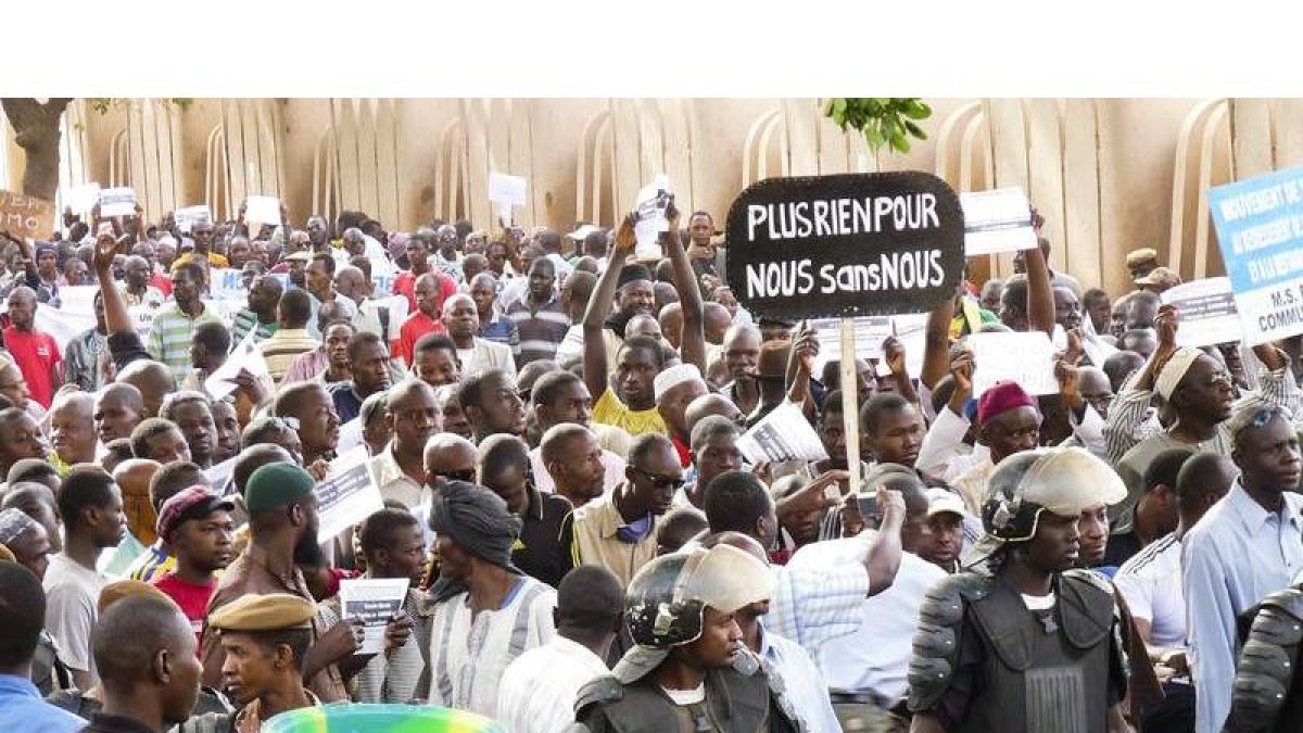 Malienses muestran su apoyo a los líderes del golpe de estado en Bamako, en una foto de archivo.
