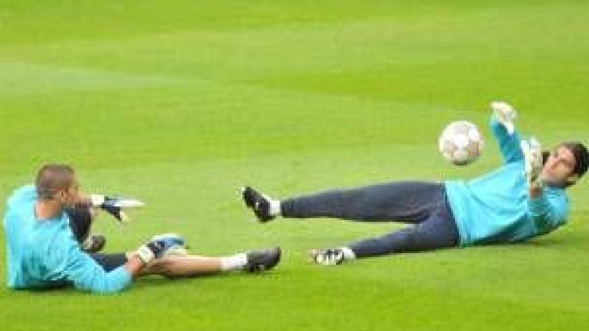 Los porteros del Barcelona Valdés y Pinto fueron de los pocos en acudir al entrenamiento