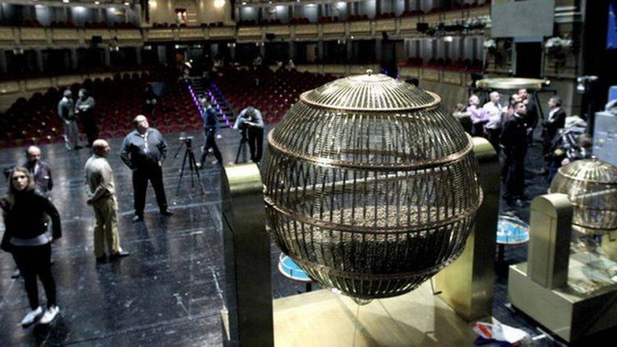 Los bombos de la Lotería de Navidad, instalados este sábado en Teatro Real de Madrid.
