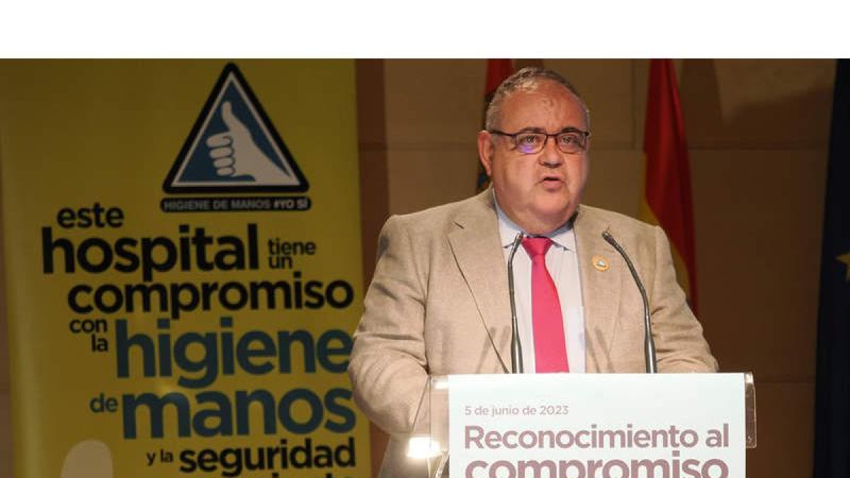 El consejero de Sanidad lamenta la falta de médicos, sobre todo de cara al verano. R. VALTERO