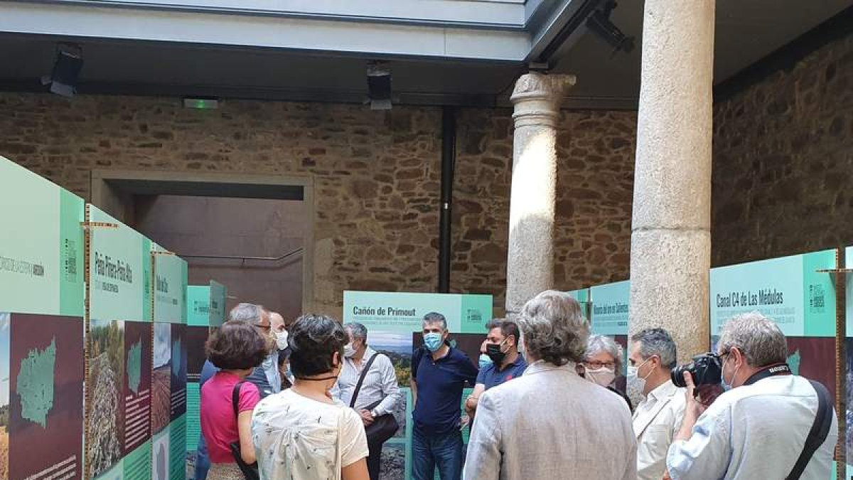 Las autoridades, ayer, en la inauguración de la muestra. DL