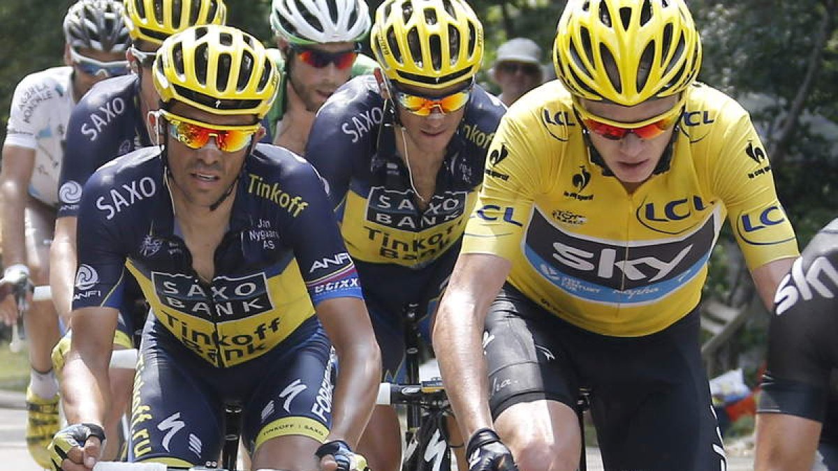 Alberto Contador y Chris Froome, en primer plano, durante la última etapa del Tour de Francia.