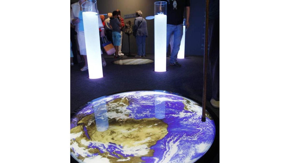 Una exposición sobre meteoritos en Sabero celebrada hace tiempo. JESÚS F. SALVADORES